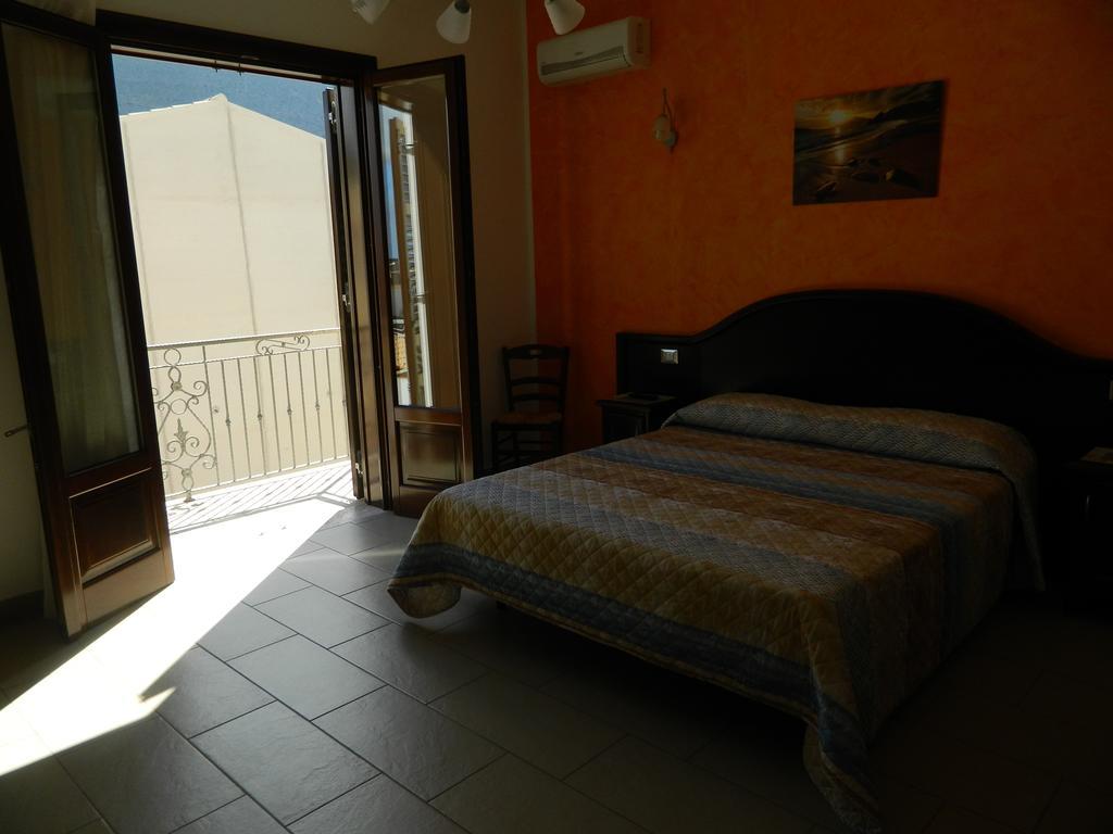 كاستيلوزو Baia Santa Margherita B&B الغرفة الصورة