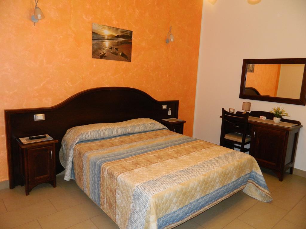 كاستيلوزو Baia Santa Margherita B&B الغرفة الصورة